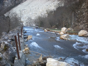 Frana su corso fluviale presso Sp209 della Valnerina